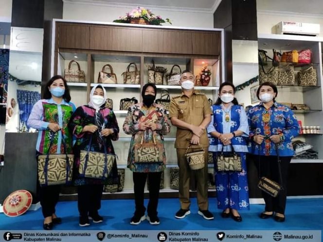 
					Bupati Malinau Wempi W Mawa memperkenalkan produk kerjainan lokal Malinau kepada Mensos Tri Rismaharini. Foto : Kominfo Malinau.