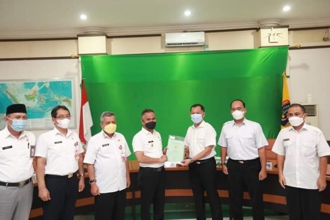 
					Penyerahan Sertifikat Lahan Pemkot dari Kepala BPN Tarakan Kepala Walikota Tarakan. Foto: IST/Humpro Pemkot Tarakan 