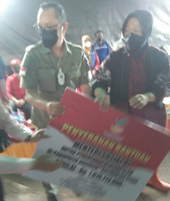 
					Risma & Deddy Sitorus menyerahkan bantuan bencana banjir di Sembakung