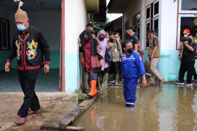 
					Menteri Sosial Tri Rismaharini melakukan kunjungan ke Desa Atap, Kecamatan Sembakung, Kabupaten Nunukan, Kaltara. Foto : Biro Humas Kemensos.