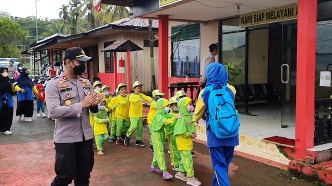 
					Polsek Sesayap menerima kunjungan murid - murid TK Terpadu Nurul Jadid, Senin (17/01)
