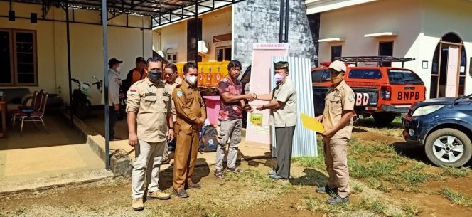 
					BPBD KTT menyerahkan bantuan kepada korban kebakaran di Desa Kajau Kecamatan Betayau 