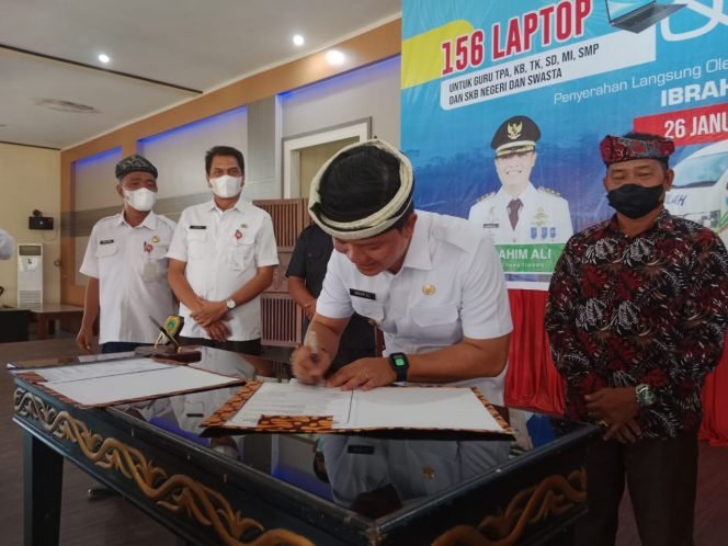 
					Bupati Ibrahim Ali: Guru Harus Melek Teknologi