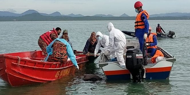 
					Tim SAR Malaysia Melakukan Evakuasi Korban Kecelakaan Kapal. Foto: IST 