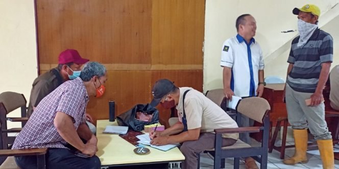 
					Salah Satu Juru Parkir Saat Mendaftar di Kantor Perumda Tarakan Aneka Usaha di Jalan Gajah Mada. Foto: fokusborneo.com