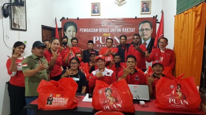 
					Ketua DPC PDIP Kota Tarakan Edi Patana menerima bantuan paket sembako dari Ketua DPR RI  Puan Maharani dan Anggota DPR RI Deddy Sitorus. Foto : Fokusborneo.com 