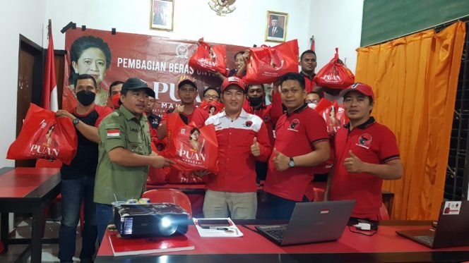 
					Ketua DPR RI Puan Maharani bersama Anggota DPR RI Deddy Sitorus menyetahkan bantuan paket sembako dan paket natal kepada masyarakat Kaltara. Foto : Fokusborneo.com 