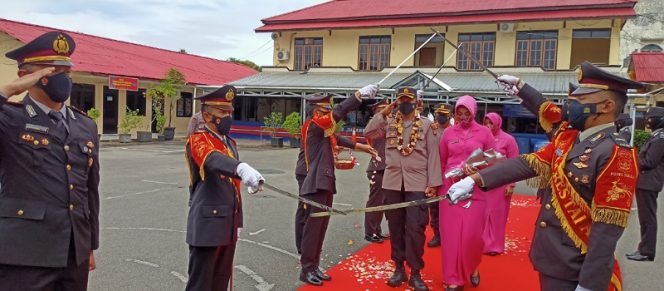 
					Prosesi Pedang Pora Lepas Kapolres Tarakan yang lama AKBP Fillol Praja Arthadira berserta istri. Foto: fokusborneo.com