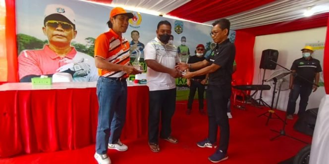 
					Resmi Ditutup: Ketua PGI Kaltara Yusuf Ramlan Menyerahkan Trofi Kepada Salah Satu Juara Turnamen Golf Gubernur Kaltara Cup. Foto: fokusborneo.com
