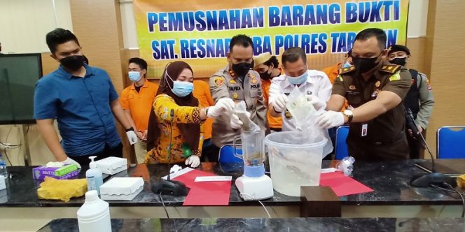 
					Polres Tarakan Musnahkan Barang Bukti Narkotika Jenis Sabu Sebrat 1 Kg dan Ganja. Foto: fokusborneo.com