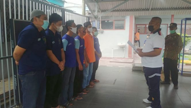 
					Kalapas Tarakan Arimin Membacakan SK Program Asimilasi Warga Binaan. Foto: IST 