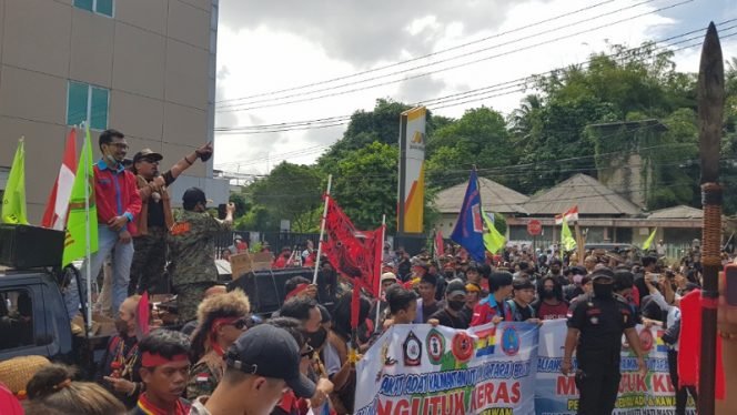 
					Aksi damai Aliansi Masyarakat Adat Kaltara Bersatu Kota Tarakan. Foto : Fokusborneo.com 