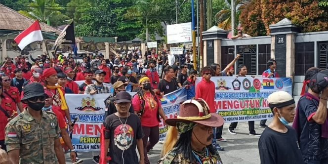 
					Buntut Pernyataan Edy Mulyadi: Masyarakat Adat Kaltara Bersatu Gelar Aksi Damai di Kantor DPRD Tarakan. Foto: fokusborneo.com