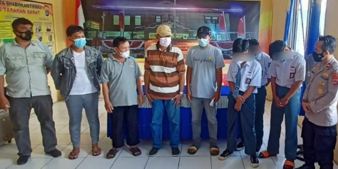 
					Kapolsek Tarakan Barat Mediasi Perkelahian Siswa Sekolah Bersama Orang Tua dan Guru. Foto: fokusborneo.com