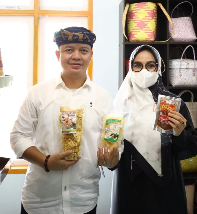 
					Bupati Tana Tidung, Ibrahim Ali dan Ketua Dekranasda Tana Tidung Vamelia Ibrahim Ali saat memperlihatkan hasil produksi UMKM Tana Tidung 