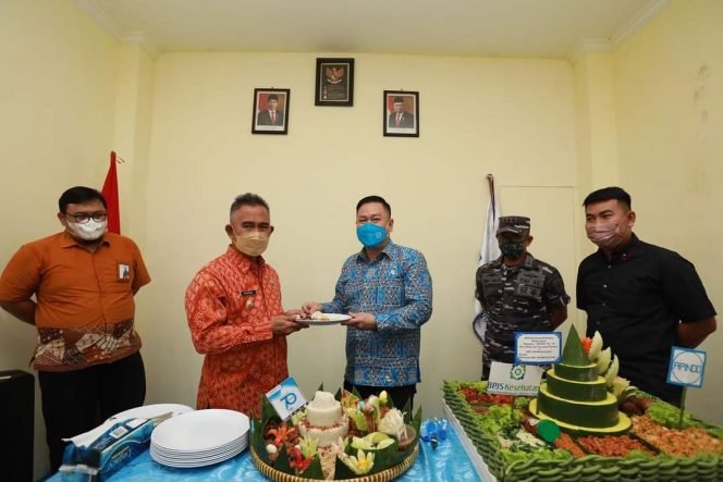 
					Walikota Tarakan dr. Khairul Memberikan Potongan Tumpeng Kepada Pengurus APINDO Kaltara Usai Peresmian Sekretariat APINDO. Foto Humpro Pemkot 