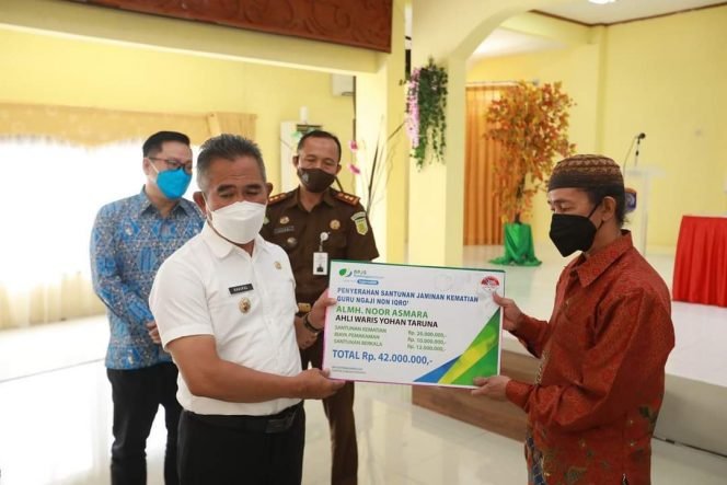 
					Walikota Tarakan Khairul Menyerahkan Secara Simbolis Manfaat Program BPJS Ketenagakerjaan Kepada Guru Ngaji yang Mendapatkan Musibah. Foto: Humpro Pemkot