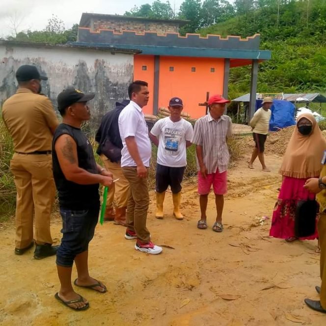 
					Anggota Komisi I DPRD Kota Tarakan Markus Minggu meninjau lokasi TPU Nasrani Juata Laut. Foto : Ist.