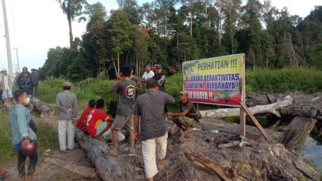 
					Warga Melakukan Pencarian Luther Diduga Diterkam Buaya di Sungai Supa Bebatu. 