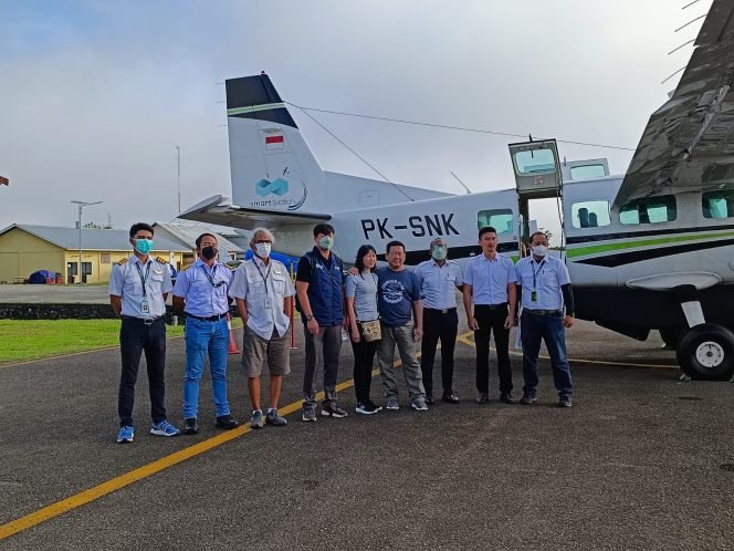 
					Pongky bersama pilot saat berada di Bandara RA Bessing Malinau 