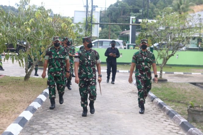
					Danrem 092/Mrl, Brigjen TNI Rifki saat berkunjung ke Koramil Jajaran Kodim 0907/Trk, Sabtu(19/02). Foto : Penerangan Kodim 0907/Trk