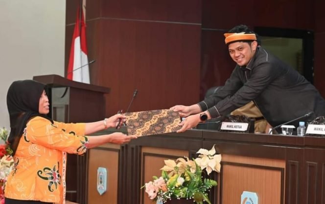 
					Wakil Ketua DPRD Provinsi Kaltara Andi M Akbar pimpin rapat paripurna. Foto : Humas DPRD. 
