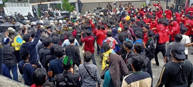
					Mahasiswa di Tarakan menggelar aksi demo di depan kantor DPRD Kota Tarakan.Foto: Fokusborneo.com