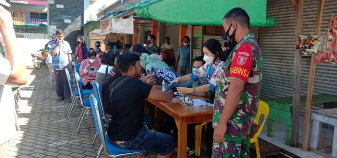 
					Tim Vaksinasi Mobile Gabungan melaksanakan vaksinasi diPasar Imbayud Taka