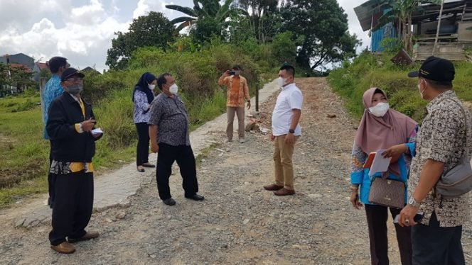 
					Anggota Komisi III DPRD Kota Tarakan bersama DPUTR meninjau jalanan dekat SDN 052 Kota Tarakan yang dikeluhkan warga. Foto : Fokusborneo.com 