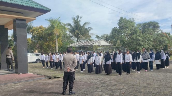 
					Peserta pelatihan di UPTD LLK Kota Tarakan mendapatkan pelatihan kedisiplinan dari kepolisian Polres Tarakan. Foto : Ist.