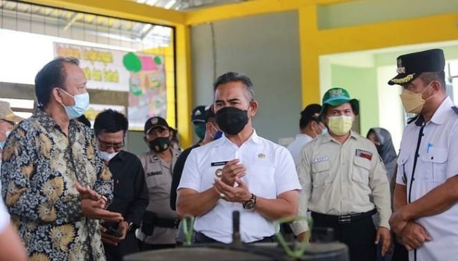
					Walikota Tarakan dr. Khairul, M.Kes Melakukan Tinjauan TPS 3R di Kota Tarakan. Foto: Humpro Pemkot