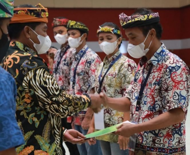 
					SIMBOLIS : Gubernur Kaltara, Drs H Zainal A Paliwang SH, M.Hum menyerahkan secara simbolis SK Hutan Sosial dan TORA di Hotel Tarakan Plaza, Kamis (3/2/2022).Foto: Dkisp Kaltara 
