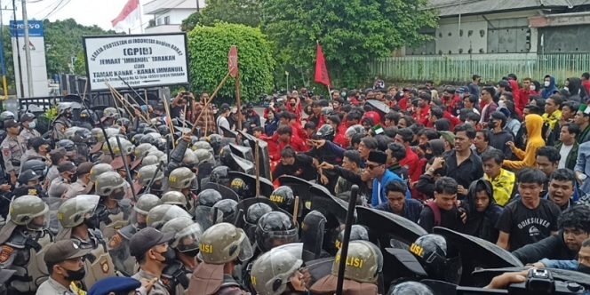 
					Aksi Demo di Depan Kantor DPRD Kota Tarakan. Foto: fokusborneo.com