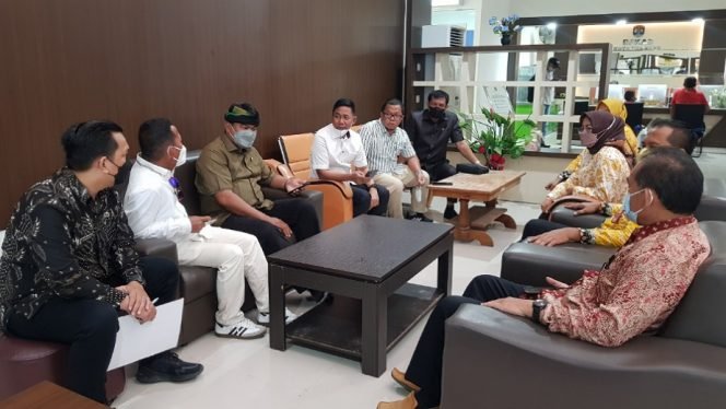 
					Anggota DPRD Provinsi Kaltara dari gabungan Komisi I dan II melakukan kunjungan ke Mall Pelayanan Publik di Tarakan. Foto : Fokusborneo.com 