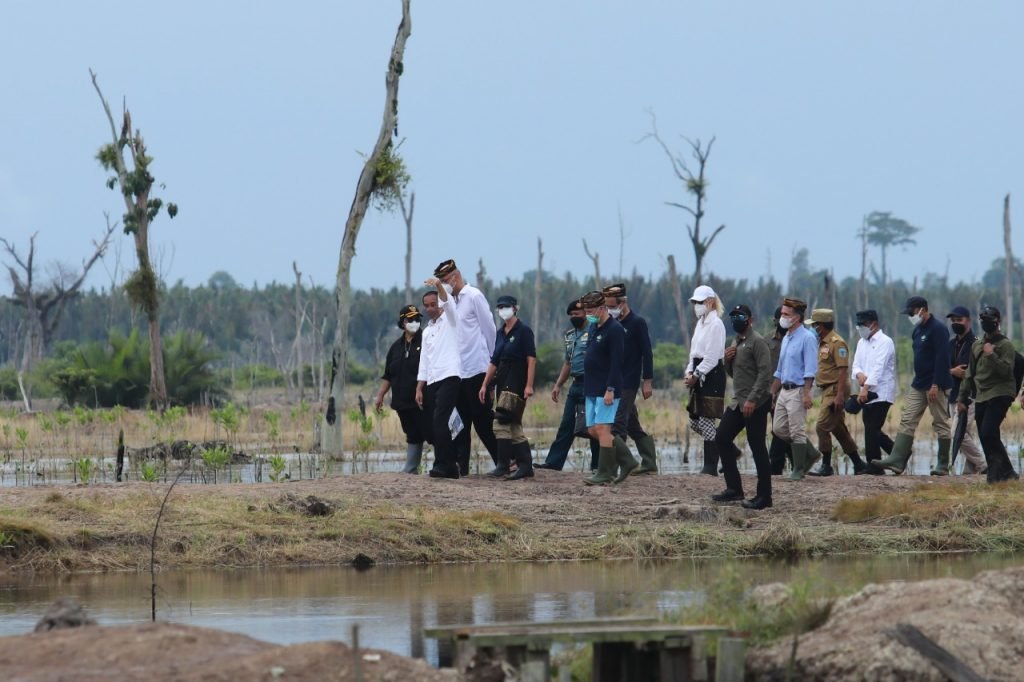 Serahkan Bantuan Kepada Korban Banjir Malinau, Wagub Yansen Minta Masyarakat Tanggap Bencana