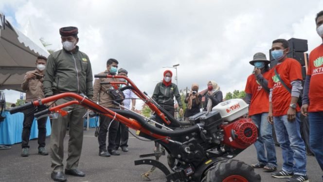 
					Gubernur Ajak Kelompok Tani Tingkatkan Produktifitas