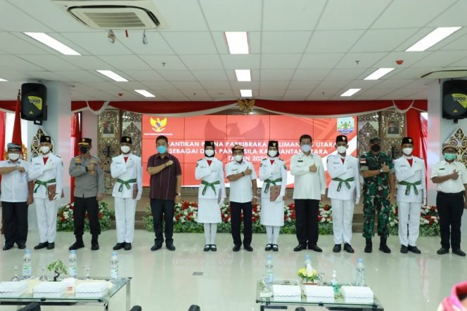 
					KALTARA DIHATI : Gubernur Kaltara, Drs H Zainal A Paliwang SH, M.Hum berfoto bersama Duta Pancasila di Gedung Gadis, Rabu (23/3).Foto: Dkisp Kaltara 
