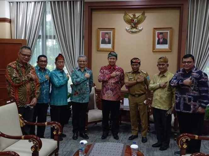 
					Gubernur Kaltara bersama Wali Kota Tarakan mendampingi Rektor UBT Prof Dr. Adri Patton bertemu Menkes Budi Gunadi Sadikin. Foto : Ist.