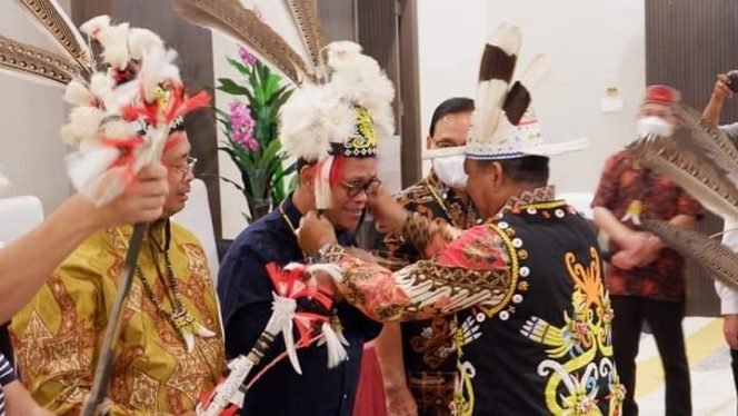 
					Anggota DPD RI Hasan Basri mendapatkan cenderamata dari Ketua Adat Dayat Kaltara. Foto : Ist.