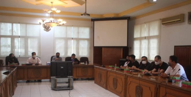 
					Komisi II Dewan Perwakilan Rakyat Daerah (DPRD) Kota Tarakan saat menggelar hearing bersama pengusaha distributor dan pemerintah Kota Tarakan terkait kelangkaan minyak goreng, Selasa(8/3).Foto : Fokusborneo