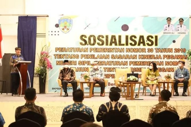 
					Bupati KTT , Ibrahim Ali sat memberikan sambutan kegiatan sosialisasi peraturan pemerintah no 30 tahun 2019 