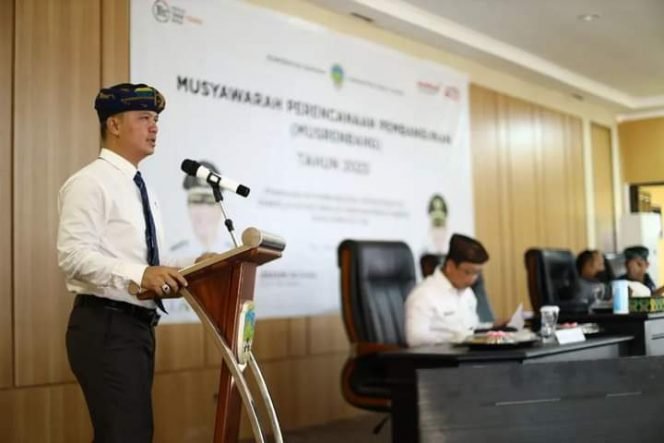 
					Bupati Kabupaten Tana Tidung, Ibrahim Ali Saat Membuka Secara Resmi Musyawarah Perencanaan Pembangunan (Musrenbang) Tahun 2023 