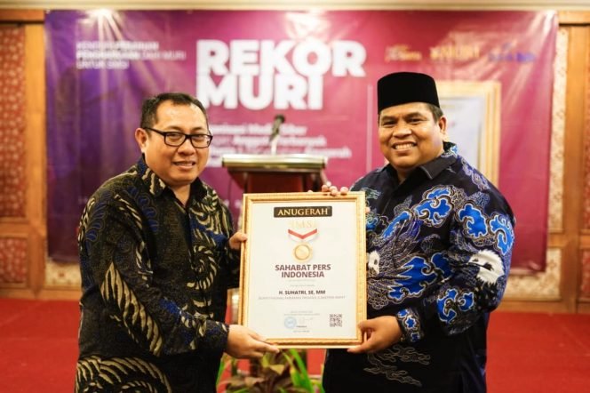 
					Suhatri Bur Bupati Padangpariaman Raih Penghargaan Sahabat Pers Indonesia dari SMSI