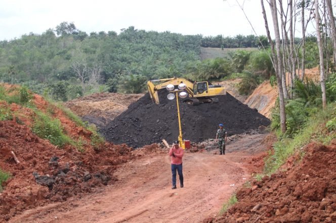 
					Tim gabungan hentikan operasional penambangan batu bara ilegal di Km 48 Lahan Tahura Bukit Soeharto Samboja - Kalimantan Timur.Foto: Ist