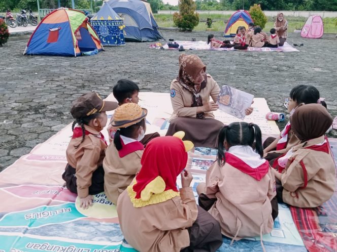 
					TK Negeri Terpadu Unggulan Tana Tidung saat melaksanakan perkemahan satu hari ( Perturi ) Pramuka Pra Siaga,Kamis (24/03).