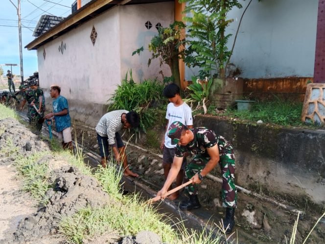 
					Bersama warga Komandan Korem 092/Maharajalila, Brigjen TNI Rifki ikut membantu membersihkan parit dan gorong gorong.