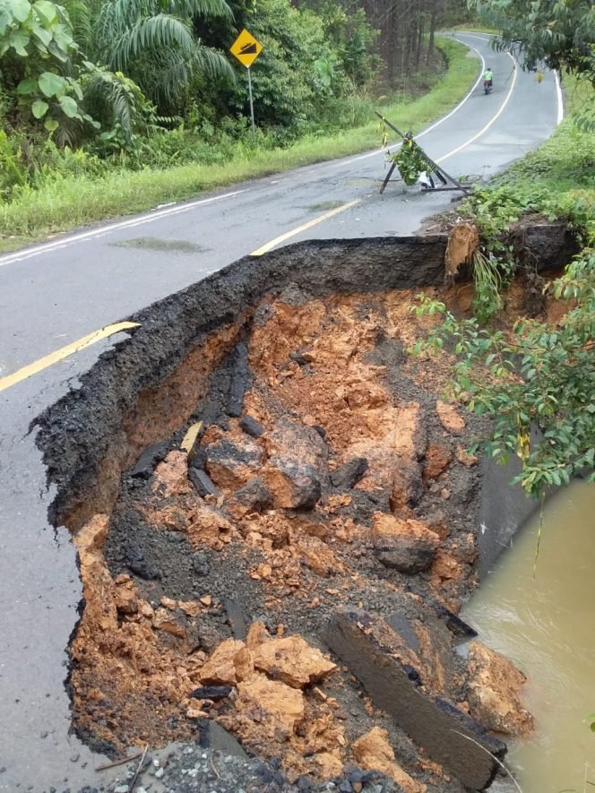 
					LONGSOR : Kondisi Jalan Poros KTT - Bulungan.Foto : Ist