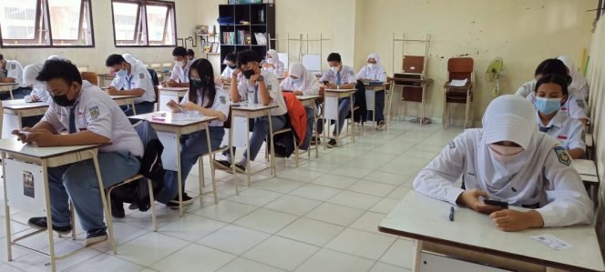 
					Siswa kelas XII SMA Negeri 1 Tarakan saat mengikuti ujian sekolah