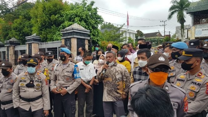 
					Wakil Ketua DPRD Kota Tarakan Muhammad Yunus menerima para buruh yang melakukan aksi demo. Foto : Fokusborneo.com 