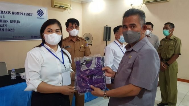 
					Wali Kota Tarakan dr. Khairul menyerahkan baju seragam kepada peserta pelatihan di UPTD LLK Kota Tarakan. Foto : Fokusborneo.com 